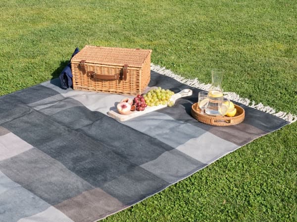 Picknickfilt Grå Bomull 150 x 200 cm Handvävt Rutmönster med Rem Picknickmatta