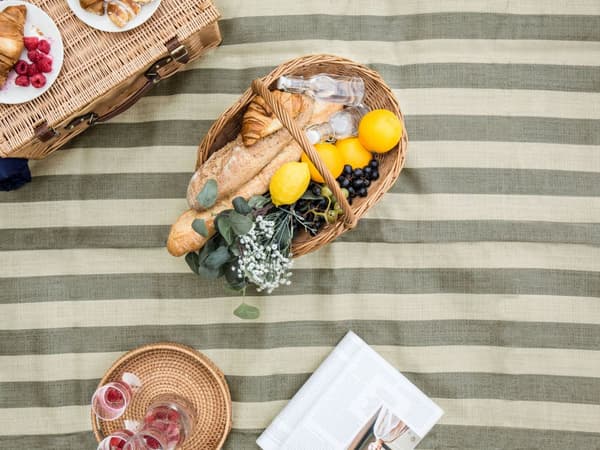 Picknickfilt Beige och Grå Bomull med Fransar 200 x 200 cm Handvävt Randigt Mönster med Rem Picknickmatta Uteplats Trädgård
