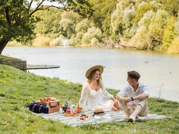 Picknickfilt Beige och Grå Bomull med Fransar 200 x 200 cm Handvävt Randigt Mönster med Rem Picknickmatta Uteplats Trädgård