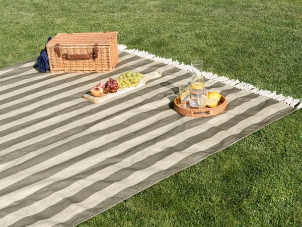 Picknickfilt Beige och Grå Bomull med Fransar 200 x 200 cm Handvävt Randigt Mönster med Rem Picknickmatta Uteplats Trädgård