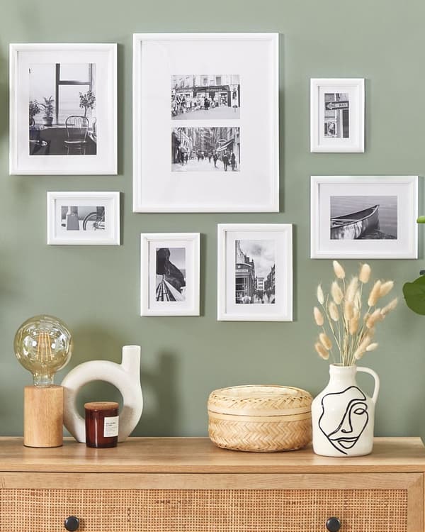Set med 7 inramade foton Vit Olika storlekar Moderna Passpartout Väggdekoration Galleri Krokar