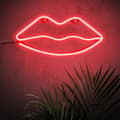 Miniatyrbild 3 av 4: Neon läpplampa med väggkrok Drivs av kabel eller AA-batterier - Röd