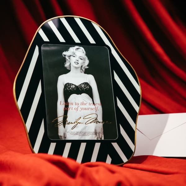 Fotoram | MONROE KÄRLEK | oregelbundet formad med bilden av Marilyn Monroe | 13x18cm | 726149