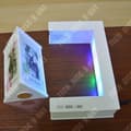 Miniatyrbild 3 av 3: TD® Creative tresidig hängande magnetisk levitation fotoram fyra led-lampor för presentdekoration mode vit färg