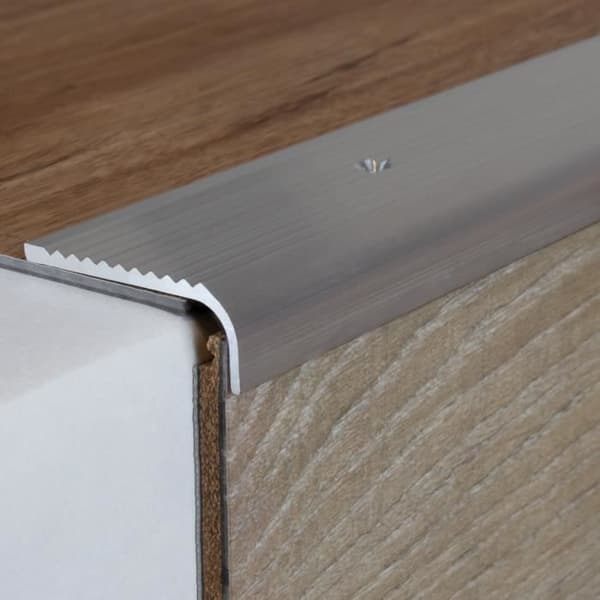Trappnos | Vinkel 40 mm x 15 mm | Anodiserad aluminium | Färg:aluminium | Längd: 2700mm