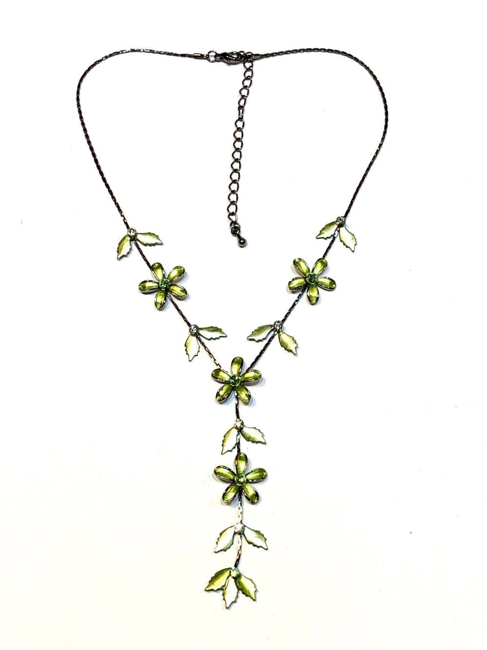 Halsband med blommor i Grön
