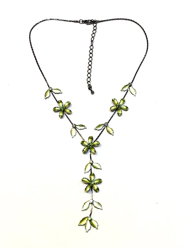 Halsband med blommor i Grön