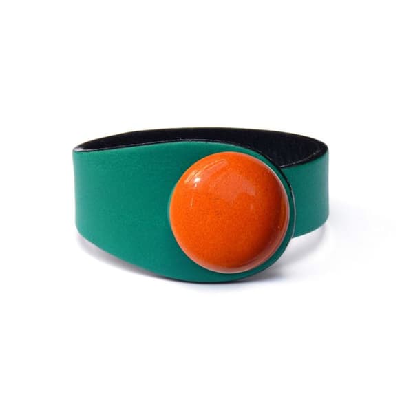 Grön turkos läderarmband med orange keramik