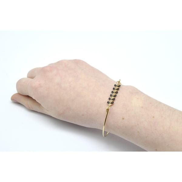 Halvstyv svart armband