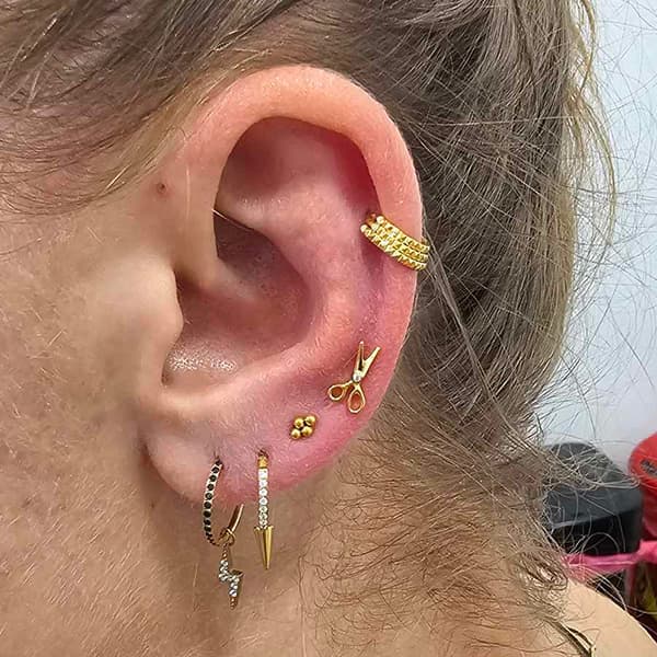 Titaaniset labret-korvakorusakset valkoisella zirkonialla - kultaa