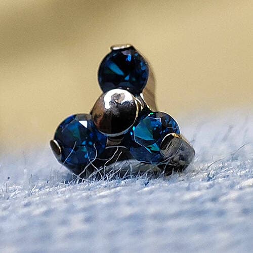 Titaaninen labret kolmella sinisellä zirkonilla 1,2/8/4