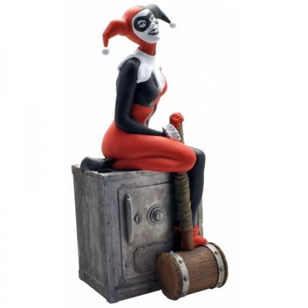 Plastoy - DC Comics - Harley Quinn sparbössa på ett kassaskåp