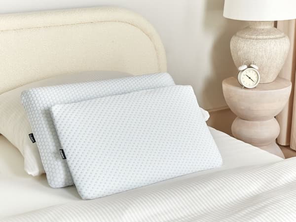 Tyyny valkoinen muistivaahto täyte 55 x 35 cm suorakulmainen niskatuki polyesteri päällinen ortopedinen allergiaystävällinen