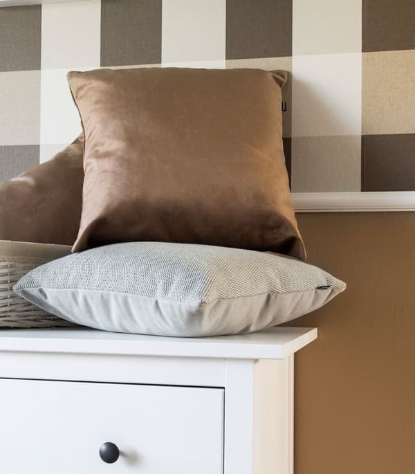 Fløjls mørk beige pyntepude 45x45