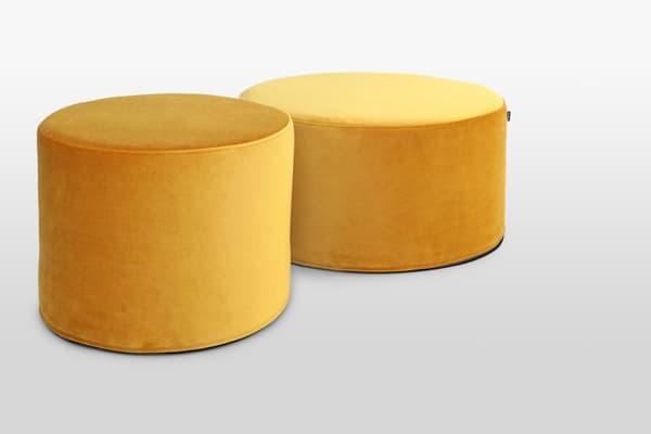 Stor honningfløjlspuff 60x30