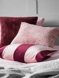 Miniatyrbillede 2 af 5: Striber bordeaux pink pyntepude 50x30