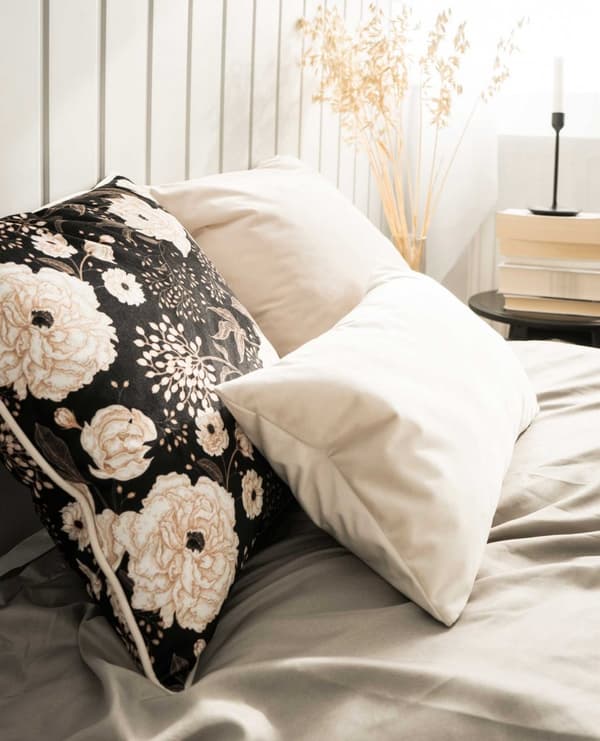 Beige koristetyyny Kukat 45x45