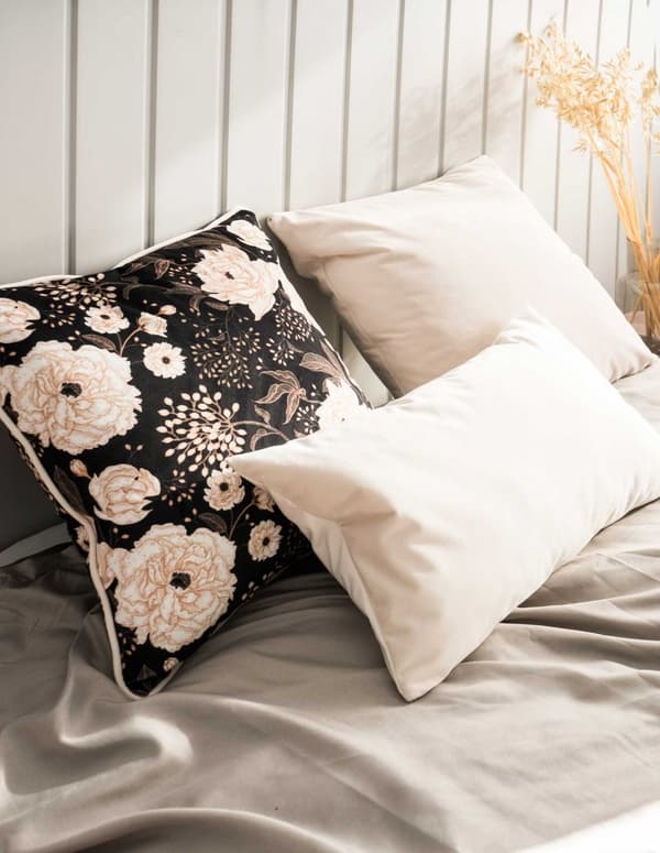 Beige koristetyyny Kukat 45x45