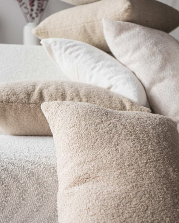 Hyggelig stor beige boucle pyntepude 50x50