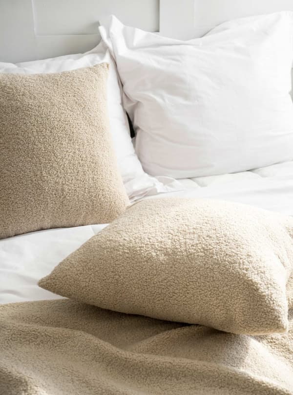 Hyggelig stor beige boucle pyntepude 50x50