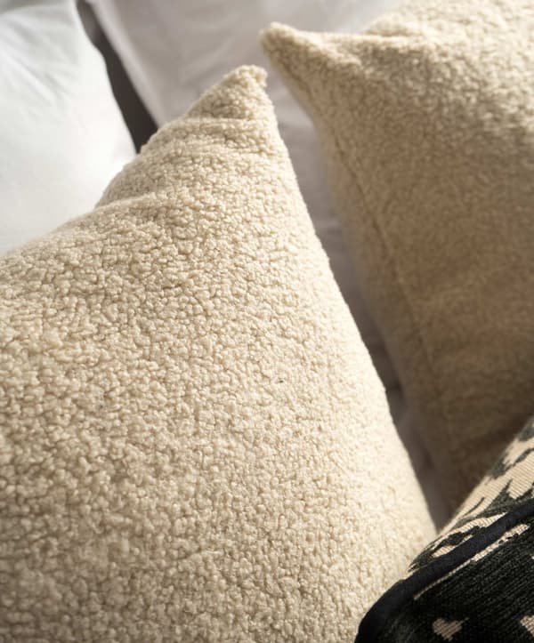 Hyggelig stor beige boucle pyntepude 50x50