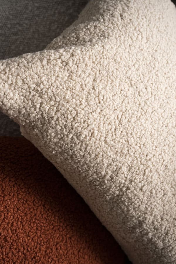 Hyggelig stor beige boucle pyntepude 50x50