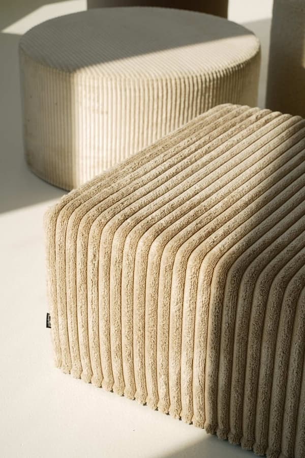 Suuri neliömäinen beige puffi 60x30
