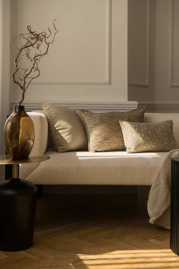 Rauhallinen beige koristetyyny 50x30