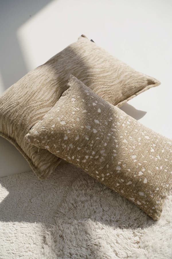 Rauhallinen beige koristetyyny 50x30