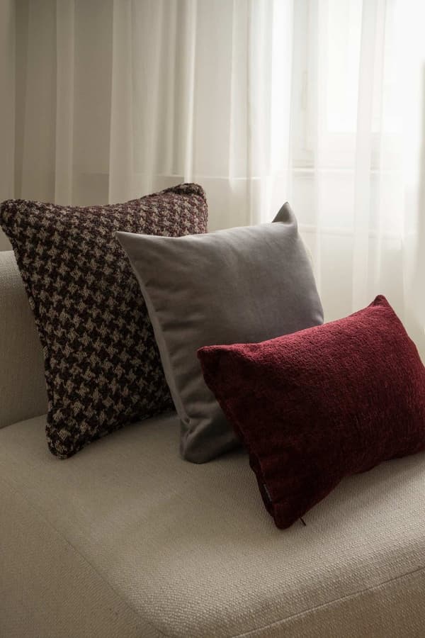 Vinröd och grå set med 5 prydnadskuddar för sovrummet med houndstooth-mönster