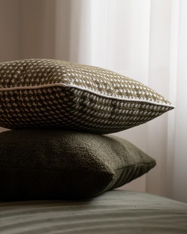 Grønt sæt hyggelige + houndstooth dekorative puder 45x45