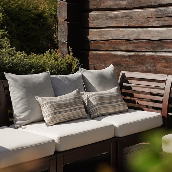 Beige raidallinen puutarhatyyny 50x30