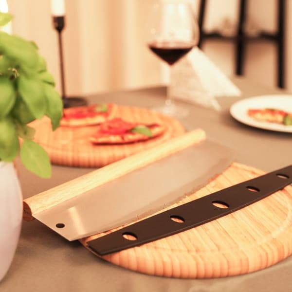 Relaxdays Lullaby Chopper Pizza Knife Rostfritt stål med trähandtag, 1 Blad med skyddsfodral HxB 12x35cm, silver
