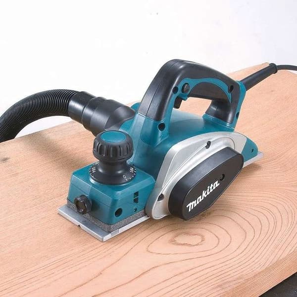 Rabot Makita KP0800 620W 82mm - Precis skärning av trä