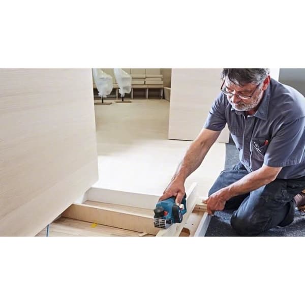 Bosch Professional GHO 12V-20 sladdlös hyvel - 06015A7002 - För hyvling av trä - L-BOXX box ingår