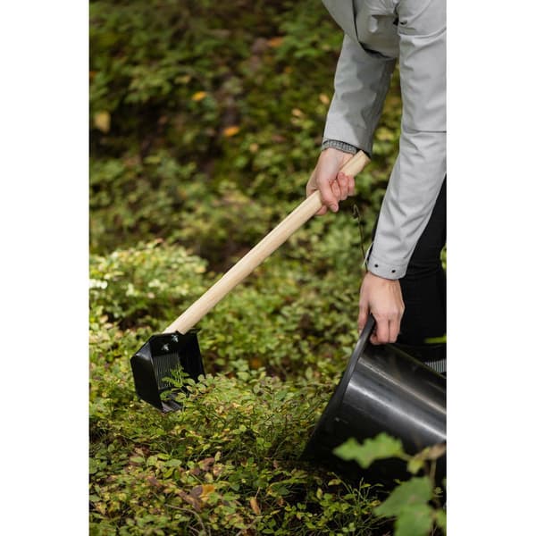 Marjukka Pro Harvester bärkratta – 53 cm – Järn och valnöt