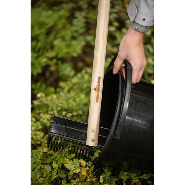 Marjukka Pro Harvester bärkratta – 53 cm – Järn och valnöt