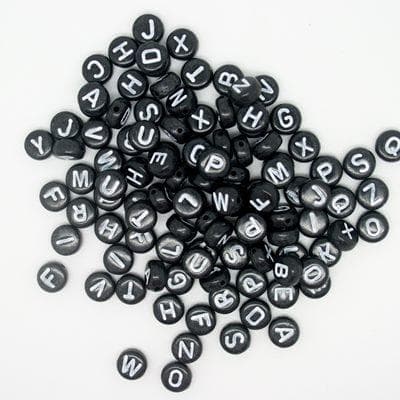200 stycken bokstavspärlor Svart platta 4x7mm