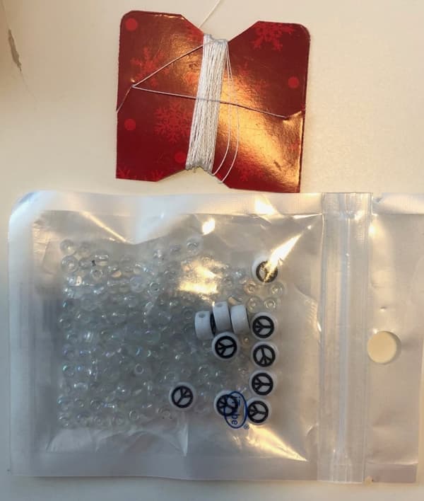 pärlor 4 mm och tråd ett kit gör armband fotband