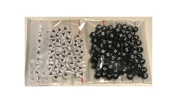 200 st bokstavspärlor vita A och svart mixade