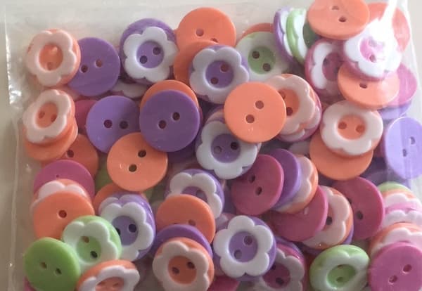 80 st blommor resin knappar i färg 13 mm