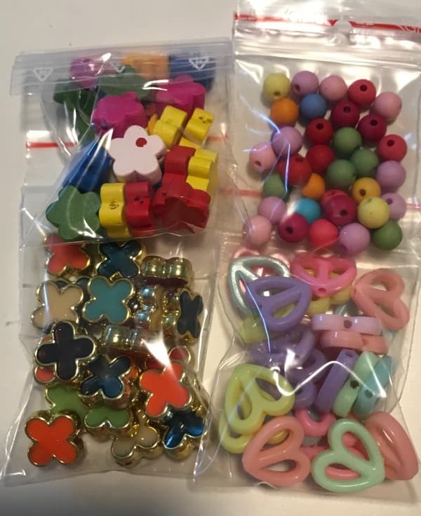 mixpaket av söta hobby pärlor 100 st 4 olika