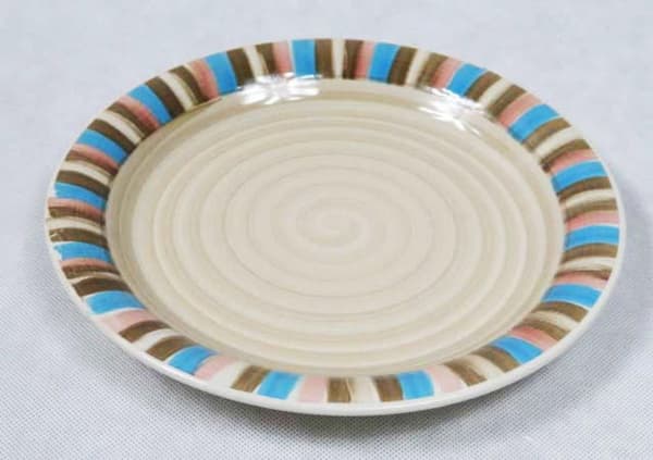 Randig mattallrik med en diameter på 26 cm