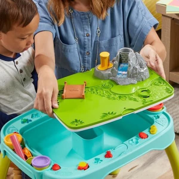 Vändbart Play-Doh Creation-bord för barn med 15 tillbehör och 6 krukor med Playdough, Play-Doh-förrätter