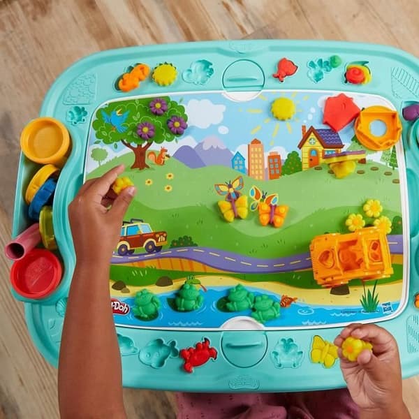 Vändbart Play-Doh Creation-bord för barn med 15 tillbehör och 6 krukor med Playdough, Play-Doh-förrätter