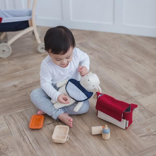 Skötväska för dockan med träleksaker i - Plantoys