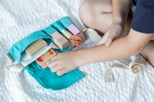 Sminkväska med träverktyg - barnleksak från Plantoys
