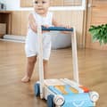 Miniatyrbild 2 av 8: Lära-gå-vagn av trä med träklossar på flaket - Plantoys