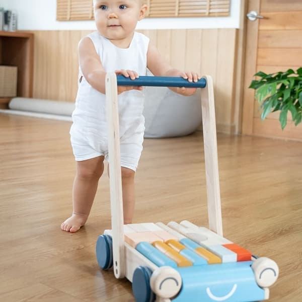 Lära-gå-vagn av trä med träklossar på flaket - Plantoys