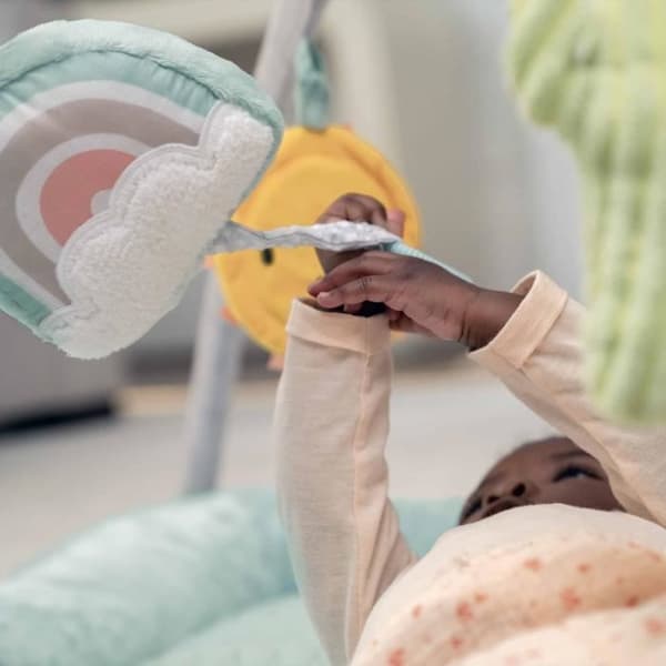INGENUITY Calm Spring Extra mjuk lekmatta för babyn med 6 avtagbara sensoriska leksaker
